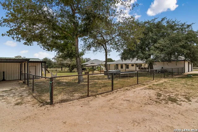 307 Broken Arrow Floresville, TX 78114