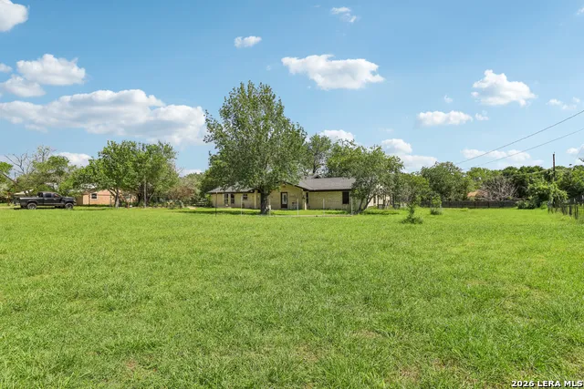 215 DEER RUN ST Pleasanton, TX 78064