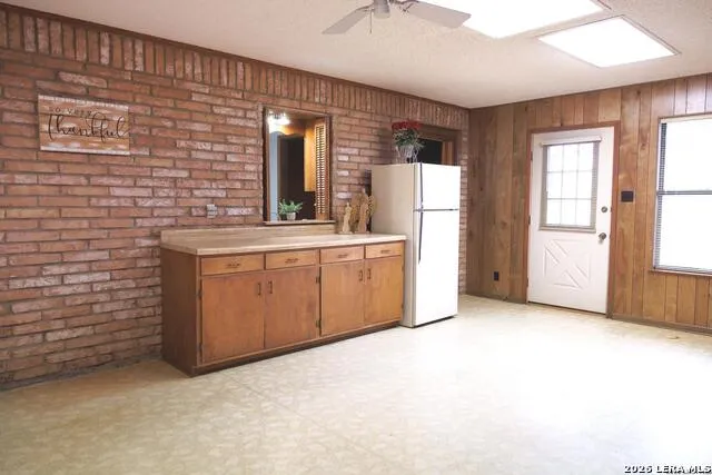 105 S Sayers Devine, TX 78016