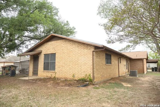 105 S Sayers Devine, TX 78016