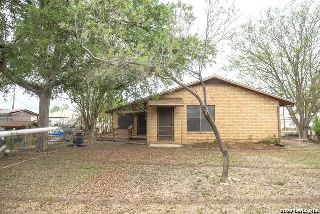 105 S Sayers Devine, TX 78016