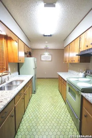 105 S Sayers Devine, TX 78016