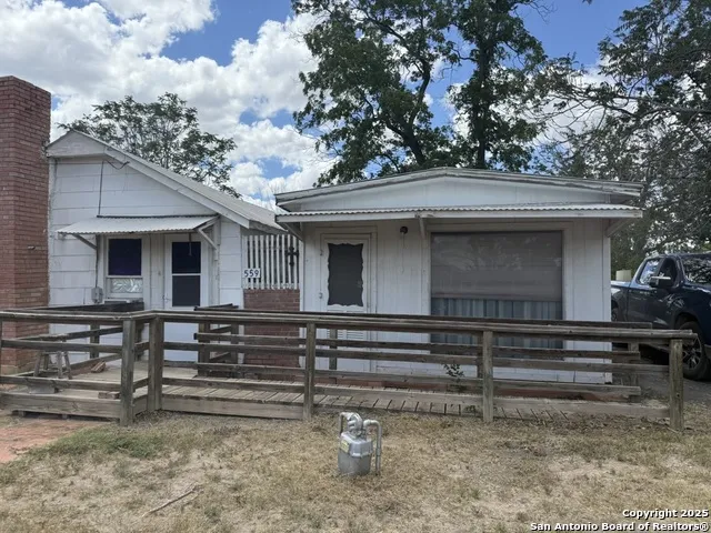 559 W Rheiner Sabinal, TX 78881