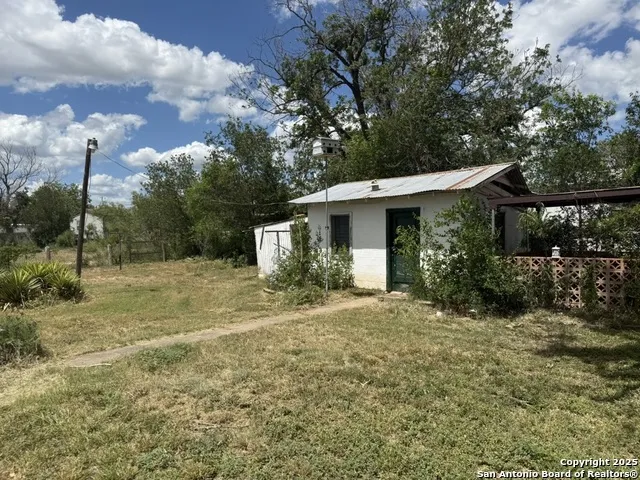 559 W Rheiner Sabinal, TX 78881