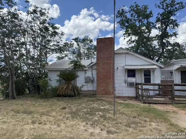 559 W Rheiner Sabinal, TX 78881
