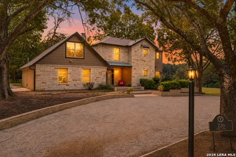 220 LARK LN