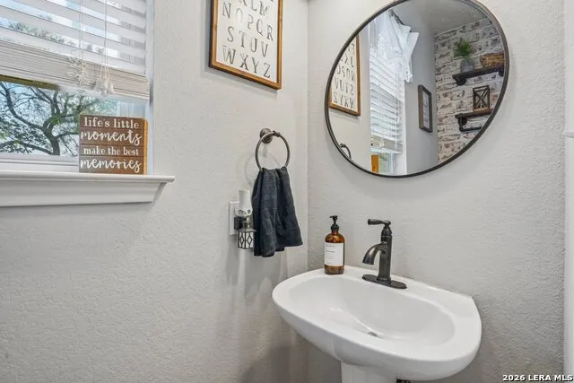 990 OAK PARK Schertz, TX 78154