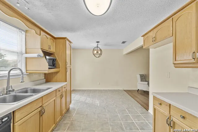 702 GARDEN MEADOW DR Universal City, TX 78148