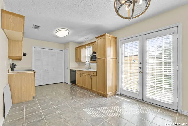 702 GARDEN MEADOW DR Universal City, TX 78148