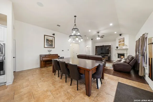121 FAIRWAY DR Floresville, TX 78114