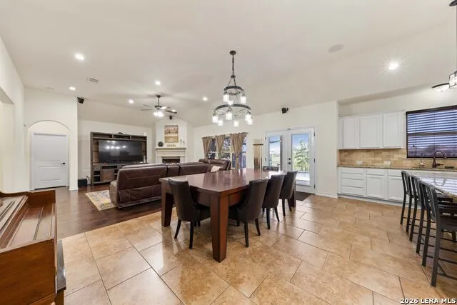 121 FAIRWAY DR Floresville, TX 78114