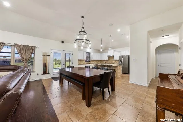 121 FAIRWAY DR Floresville, TX 78114