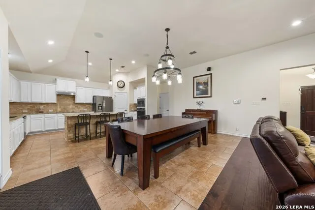 121 FAIRWAY DR Floresville, TX 78114