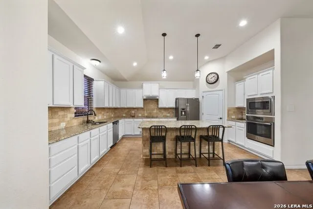 121 FAIRWAY DR Floresville, TX 78114