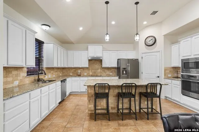 121 FAIRWAY DR Floresville, TX 78114