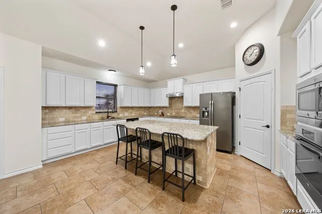 121 FAIRWAY DR Floresville, TX 78114