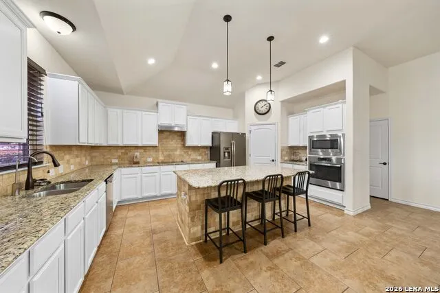 121 FAIRWAY DR Floresville, TX 78114
