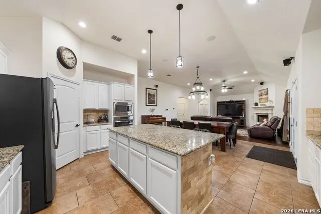 121 FAIRWAY DR Floresville, TX 78114