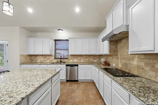 121 FAIRWAY DR Floresville, TX 78114