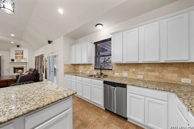 121 FAIRWAY DR Floresville, TX 78114