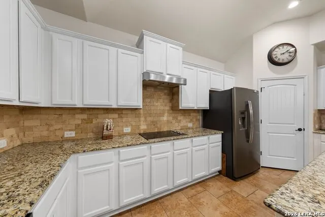 121 FAIRWAY DR Floresville, TX 78114