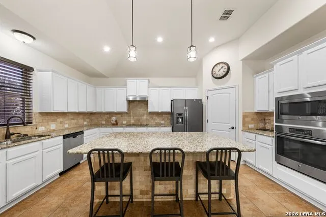 121 FAIRWAY DR Floresville, TX 78114