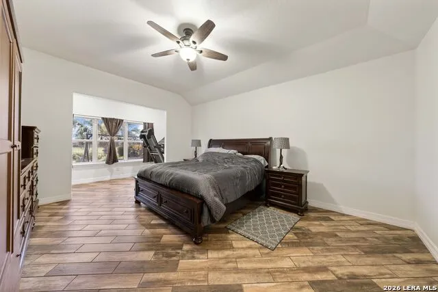 121 FAIRWAY DR Floresville, TX 78114