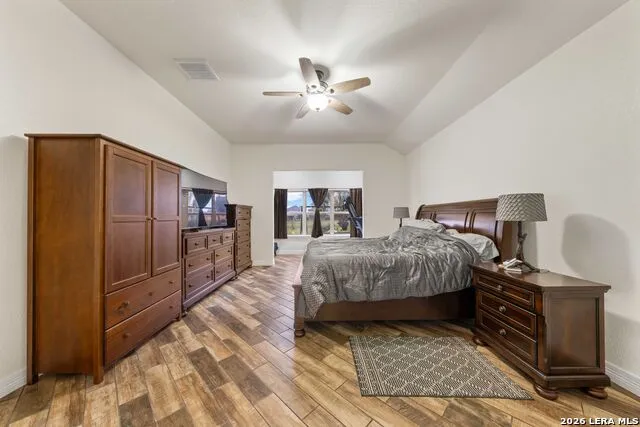 121 FAIRWAY DR Floresville, TX 78114