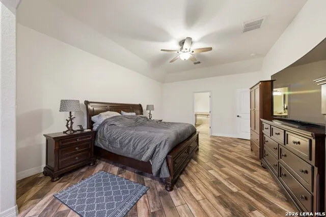 121 FAIRWAY DR Floresville, TX 78114