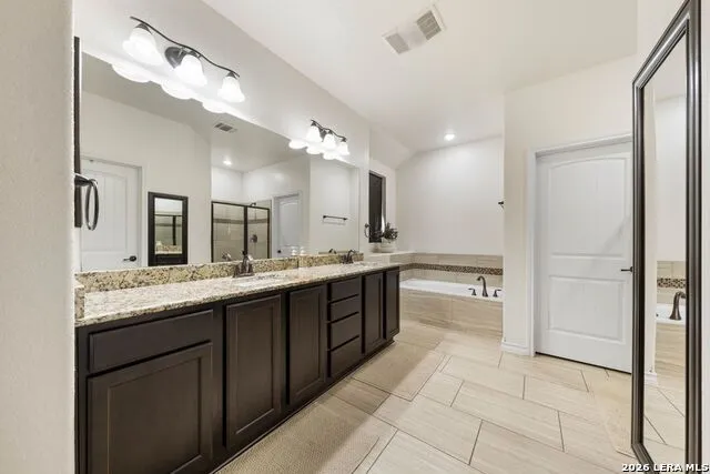 121 FAIRWAY DR Floresville, TX 78114