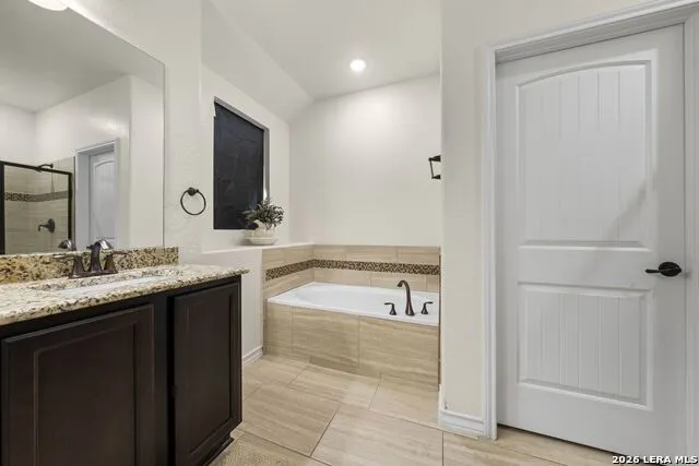121 FAIRWAY DR Floresville, TX 78114