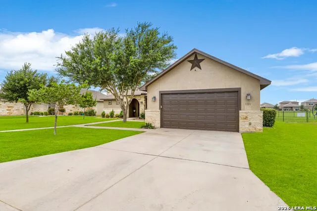 121 FAIRWAY DR Floresville, TX 78114