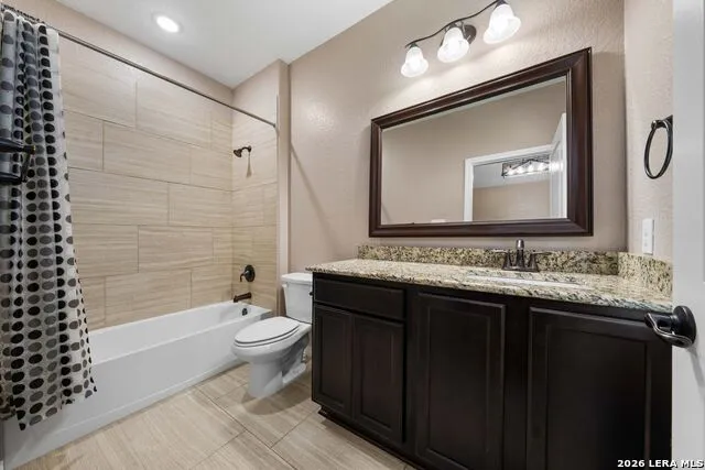 121 FAIRWAY DR Floresville, TX 78114