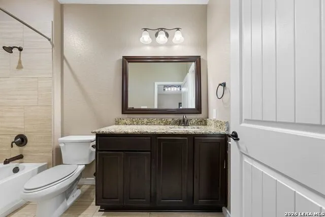 121 FAIRWAY DR Floresville, TX 78114