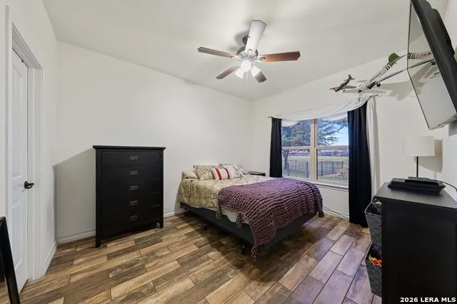 121 FAIRWAY DR Floresville, TX 78114