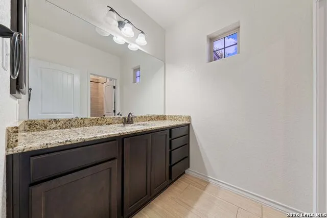 121 FAIRWAY DR Floresville, TX 78114