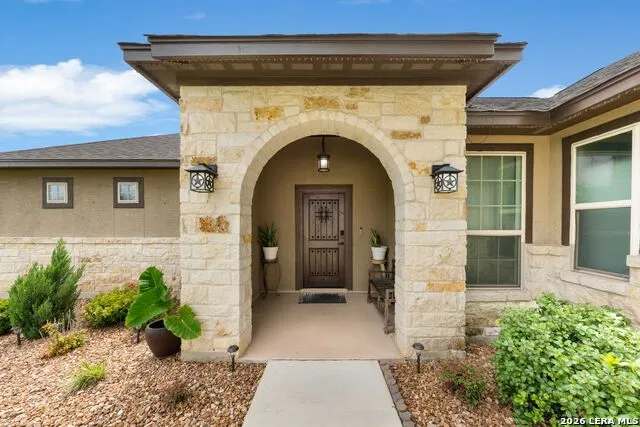 121 FAIRWAY DR Floresville, TX 78114