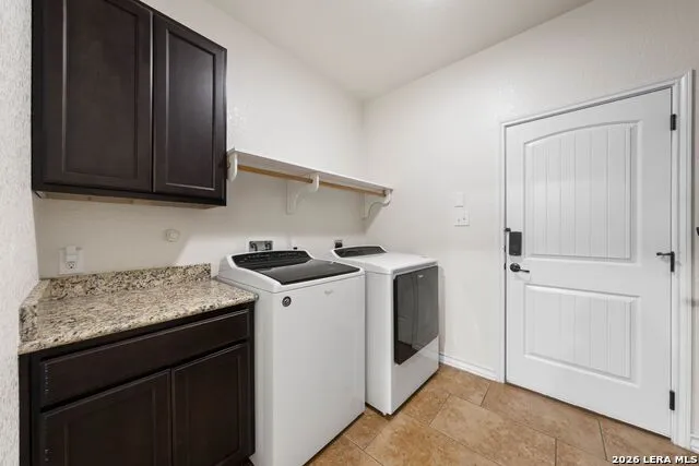 121 FAIRWAY DR Floresville, TX 78114