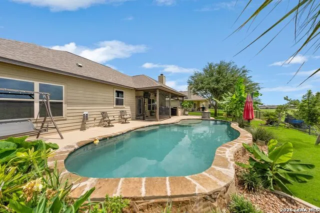 121 FAIRWAY DR Floresville, TX 78114