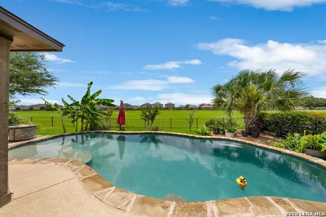 121 FAIRWAY DR Floresville, TX 78114