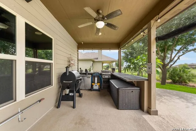 121 FAIRWAY DR Floresville, TX 78114