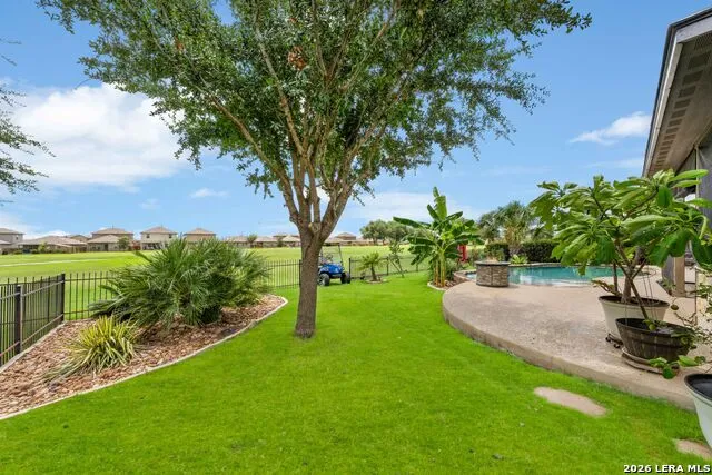 121 FAIRWAY DR Floresville, TX 78114