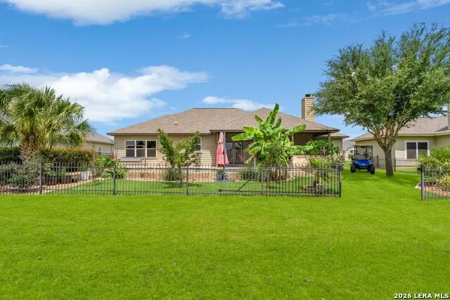 121 FAIRWAY DR Floresville, TX 78114