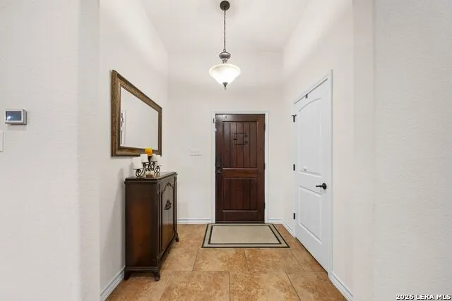 121 FAIRWAY DR Floresville, TX 78114