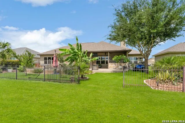 121 FAIRWAY DR Floresville, TX 78114