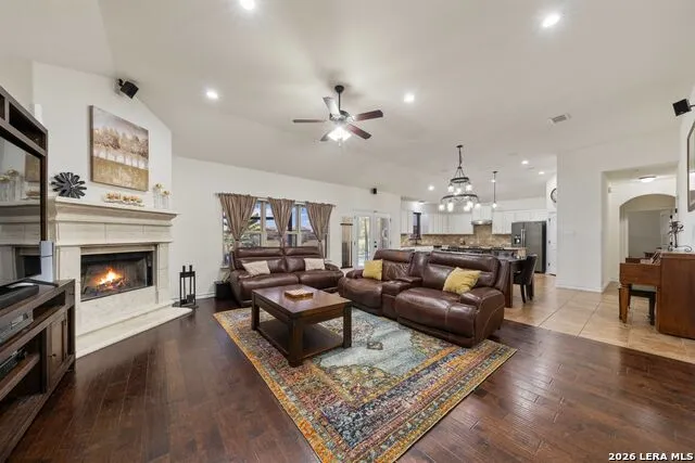 121 FAIRWAY DR Floresville, TX 78114