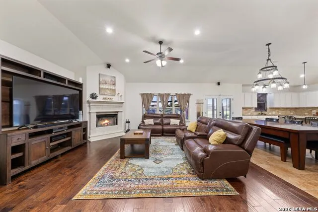 121 FAIRWAY DR Floresville, TX 78114