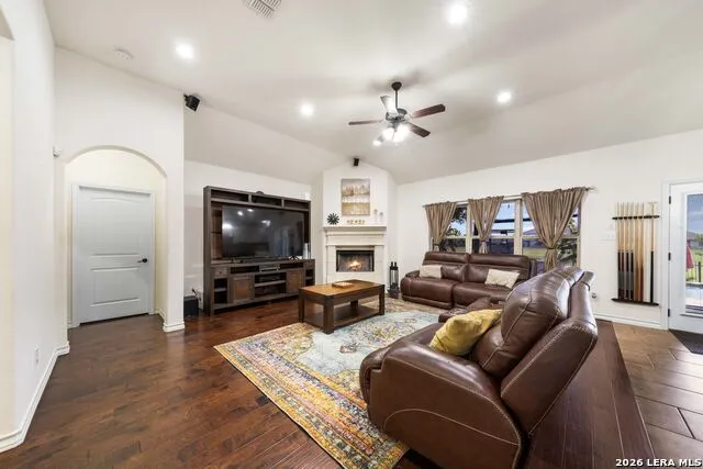 121 FAIRWAY DR Floresville, TX 78114