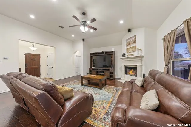 121 FAIRWAY DR Floresville, TX 78114
