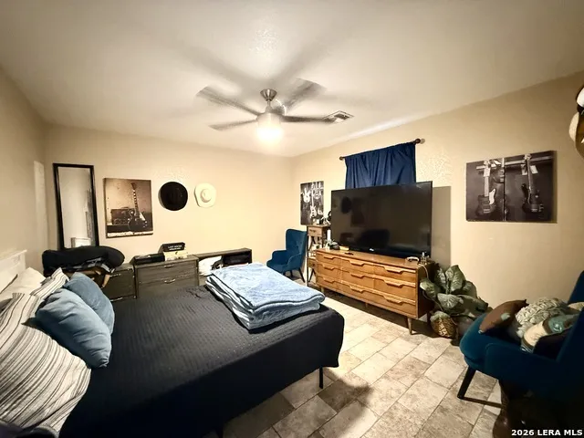 5923 Pioneer Rdg San Antonio, TX 78245